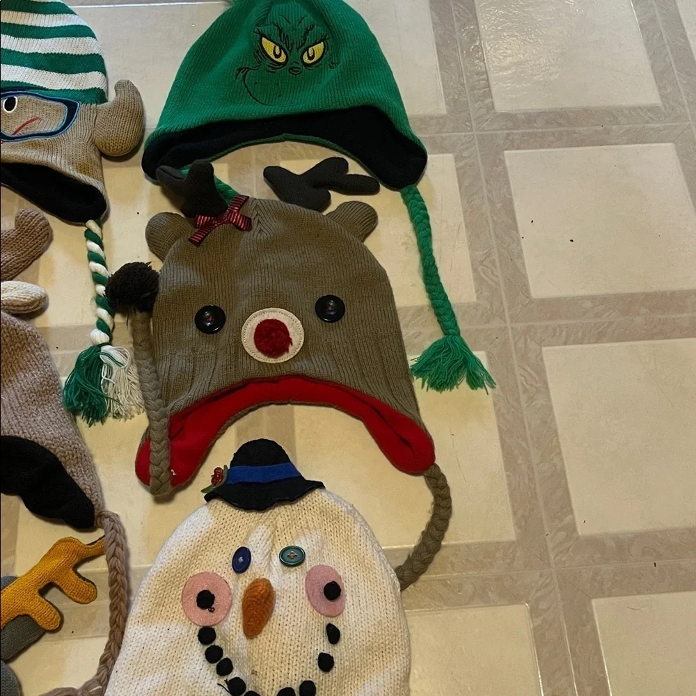 BUNDLE OF UNISEX KIDS CHRISTMAS WINTER HATS